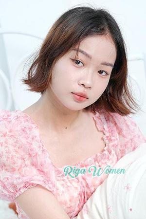 229364 - Ngoc Phuong Trinh Age: 19 - Vietnam